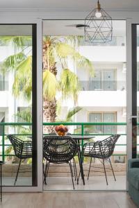 Μπαλκόνι ή βεράντα στο Central location - Walk to the beach, shops & dining