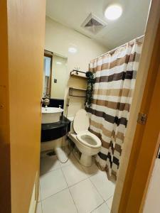 Bilik mandi di Budget Friendly Staycation walking distance to Venice Mall with Netflix and Wifi