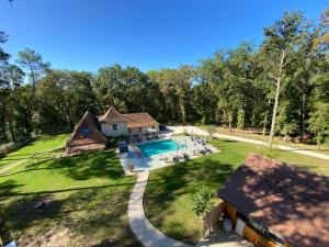an aerial view of a house with a swimming pool at Le Chirol in Lamonzie-Montastruc