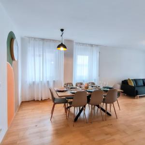 Un comedor con mesa y sillas en Drei Flüsse Oase, en Passau