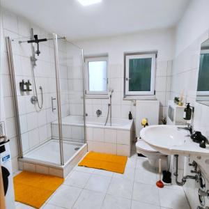 Un baño con ducha, bañera y lavabo. en Drei Flüsse Oase, en Passau