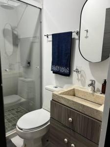 ein Badezimmer mit Toilette, Dusche und Waschbecken in der Unterkunft Departamento Ejecutivo cerca de BJX in Santa Gertrudis