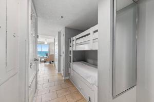 Η κουζίνα ή μικρή κουζίνα στο Four Winds 703