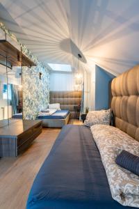 ウィーンにあるPremium Suites Vienna - Sterngasseのベッド2台と鏡のある寝室