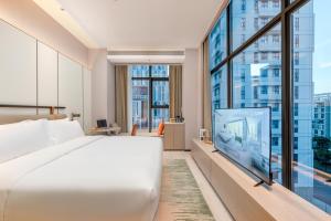 ONESS Executive Hotel Guangzhou Huangpu-Free Shuttle Bus from 15th October to 5th November的电视和/或娱乐中心