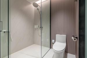 ONESS Executive Hotel Guangzhou Huangpu-Free Shuttle Bus from 15th October to 5th November的一间浴室