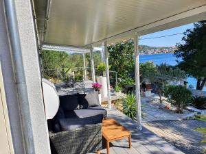 a screened in porch with a couch and a table at 1 Haus Linden Osljak in Island Osljak
