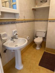 Et badeværelse på Bizzilla - Family Friendly Maisonette + 12 billeder