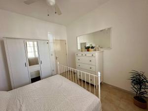 En eller flere senge i et værelse på Bizzilla - Family Friendly Maisonette