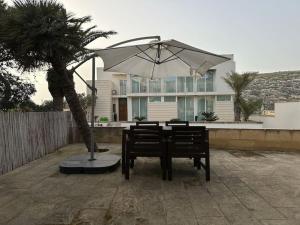 En terrasse eller udendørsområde på Bizzilla - Family Friendly Maisonette