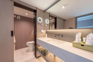 ONESS Executive Hotel Guangzhou Huangpu-Free Shuttle Bus from 15th October to 5th November的一间浴室
