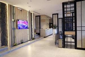 Televiisor ja/või meelelahutuskeskus majutusasutuses Ramadi Hotel & فندق رمادي