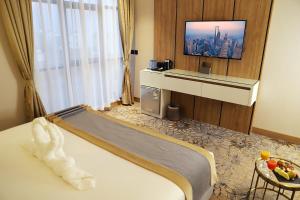Televiisor ja/või meelelahutuskeskus majutusasutuses Ramadi Hotel & فندق رمادي