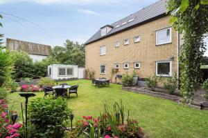 a garden of a house with a table and chairs at Copenhagen, Perfect apt. near the beach. in Copenhagen