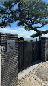 直島町にあるVacation House YOKOMBOの門と木の黒い柵