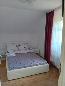 RuşorCamera Verii的卧室配有白色床和紫色床单