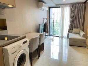 cocina y sala de estar con lavadora en Botique condo in Asoke, en Bangkok