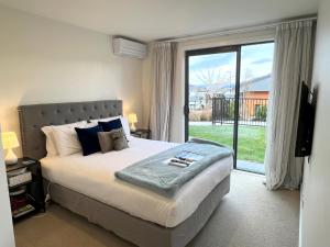 Postel nebo postele na pokoji v ubytování MyHolidays, Shotover, Delux Ensuite rooms