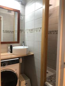 ein kleines Badezimmer mit Waschbecken und Spiegel in der Unterkunft T2 Rez-de-chaussée terrasse et table extérieure in Enchastrayes
