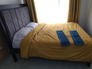 Postel nebo postele na pokoji v ubytování Tsavo Studio Fedha