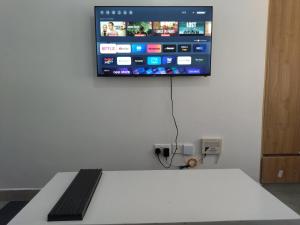 TV a/nebo společenská místnost v ubytování Tsavo Studio Fedha