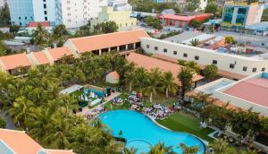 ハティエンにあるHa Tien Xua Hotel & Resortのリゾートのプールのオーバーヘッドビュー