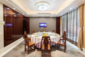 Shenzhen Jincheng Hotel的电视和/或娱乐中心