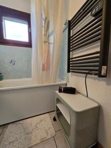 baño con aseo, ventana y lavamanos en Le Hameau des Neiges, en Morillon