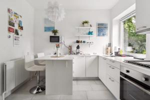 O bucătărie sau chicinetă la Ama Hyg Atelier Copenhagen-Apt-CLOSE TO CITY COPENHAGEN -NEAR AIRPORT-METRO-BEACH +21 fotografii