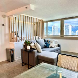 Χώρος καθιστικού στο Central Waikiki luxury High Wtih Views & Beach
