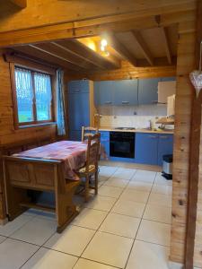 una cucina con un tavolo di legno in una stanza di Chalet Aster 3 étoiles a Arrentès-de-Corcieux