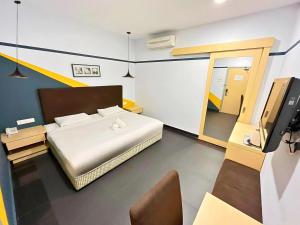 Postel nebo postele na pokoji v ubytování Sky Hotel Selayang + 20 fotografií