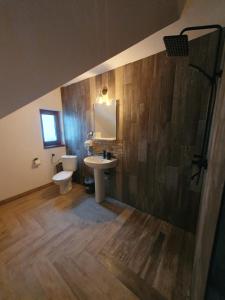 Şaru BucovineiにあるCasa Șaru Bucovineiの洗面台、トイレ、鏡のあるバスルーム +40枚の写真