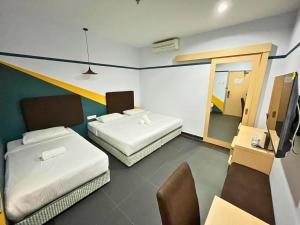 Postel nebo postele na pokoji v ubytování Sky Hotel Selayang