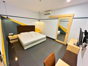 Postel nebo postele na pokoji v ubytování Sky Hotel Selayang
