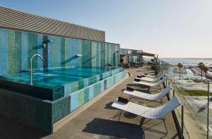 Bazén v ubytování Hotel Faro & Beach Club nebo v jeho okolí