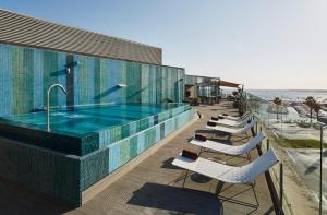 Piscina a Hotel Faro & Beach Club o a prop