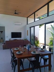 a wooden table and chairs in a living room at Villa Chacha à Lamai in Lamai