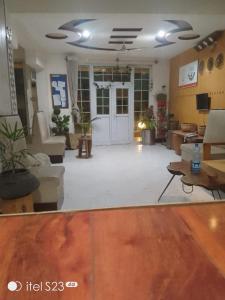 锡卡都Mount View Hotel Skardu的带沙发和桌子的客厅以及门