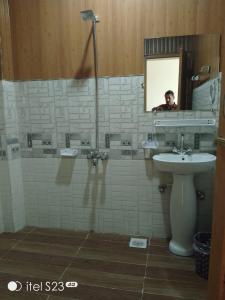 Uma casa de banho em Mount View Hotel Skardu