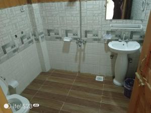 Uma casa de banho em Mount View Hotel Skardu