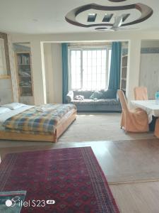 Uma cama ou camas num quarto em Mount View Hotel Skardu