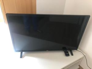 een flatscreen-tv zittend op een tafel bij Apartments "Am Ardetzenberg" in Feldkirch