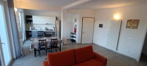 a living room with a couch and a table with chairs at Quinto Canto Moneglia in Moneglia