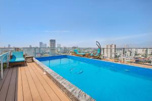 Bazén v ubytování Prague Da Nang Beach Hotel nebo v jeho okolí