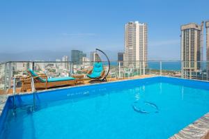 Bazén v ubytování Prague Da Nang Beach Hotel nebo v jeho okolí