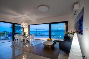 Posezení v ubytování New! Luxury Boutique Villa Fay, heated Pool, Jacuzzi, Seaview near Split and Omis