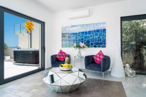 Posezení v ubytování New! Luxury Boutique Villa Fay, heated Pool, Jacuzzi, Seaview near Split and Omis