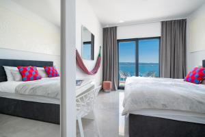 Postel nebo postele na pokoji v ubytování New! Luxury Boutique Villa Fay, heated Pool, Jacuzzi, Seaview near Split and Omis + 108 fotografií