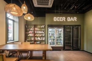 Lounge nebo bar v ubytování Denpa Inn - Nanjing West Road Metro Station